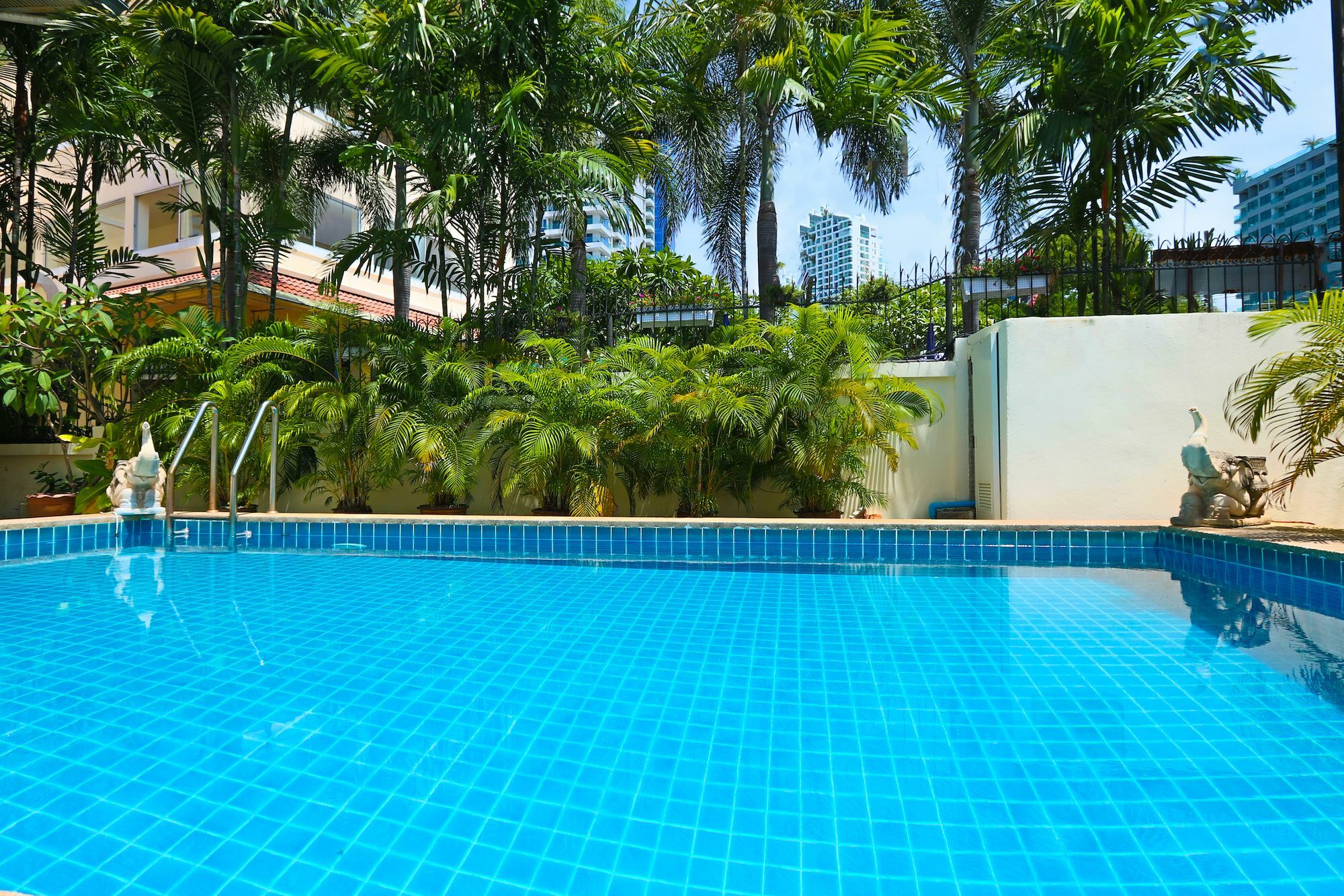 Ashford Villas Cosy Beach Pattaya Exteriör bild